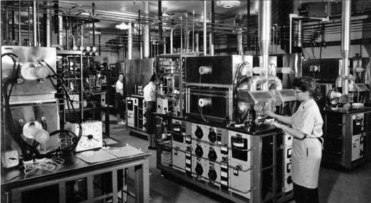 The-Fairchild-Semiconductor-diffusion-area-in-1960-The-Computer-History-Museum.png